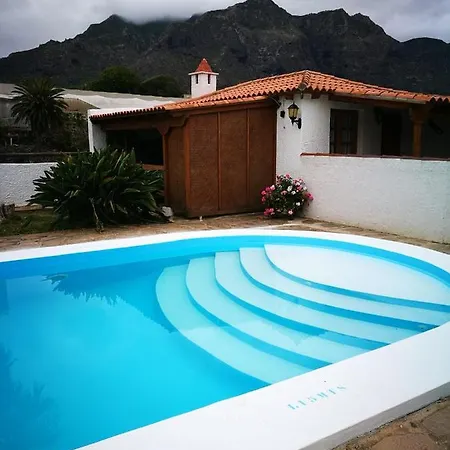 Charming House In With Shared Pool Ferienhaus